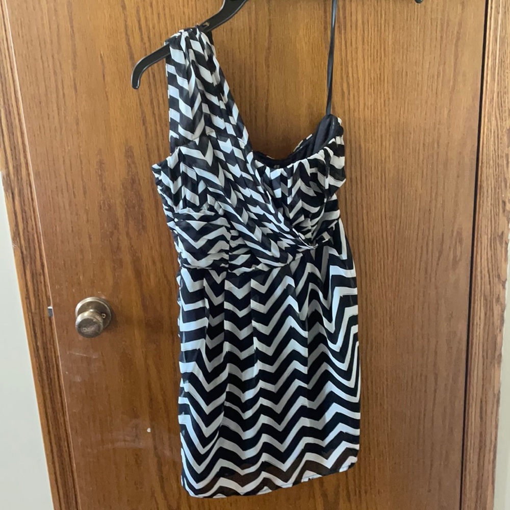 🔥3 for $15🔥 H&M One Shoulder Dress